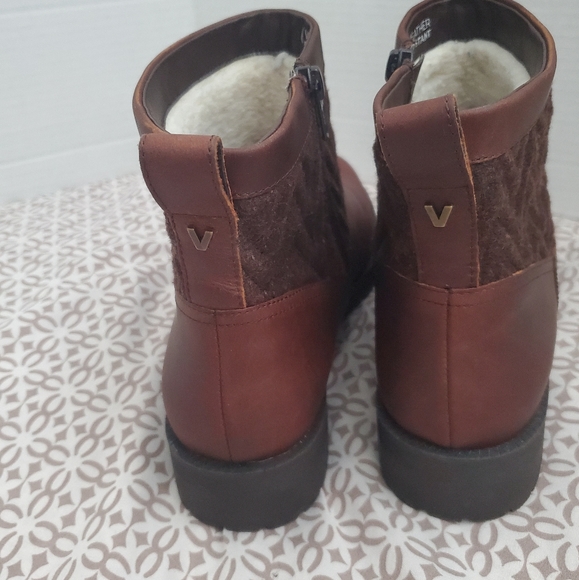 Vionic Boots Size 8.5 . - Picture 12 of 16